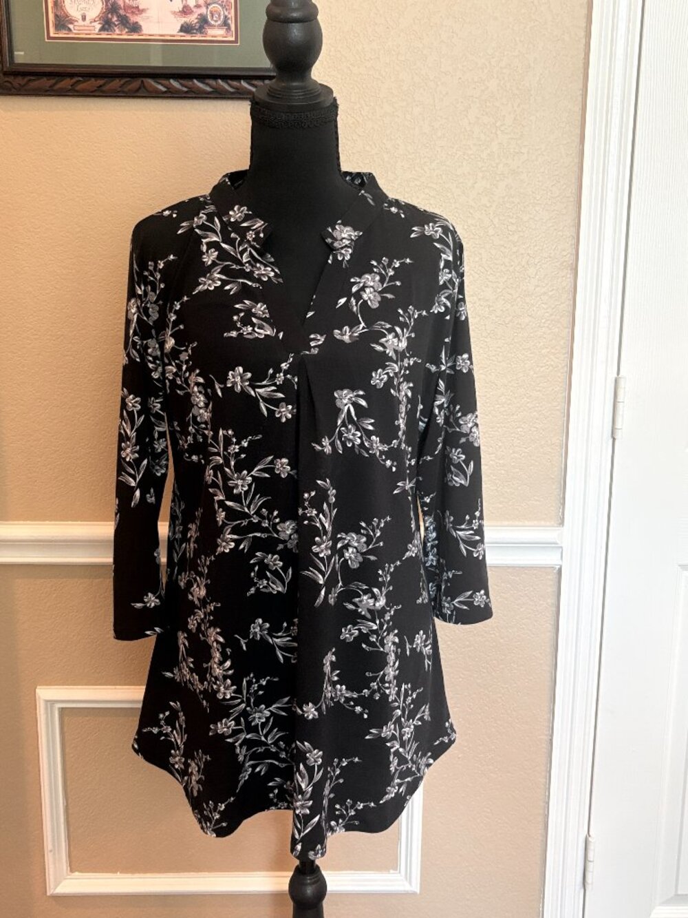 BEPEI Women's Black and White Floral Tunic Size L